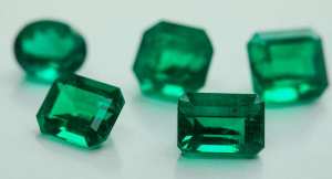 ධන කුවේරයන්ගේ අත සරසන Emerald