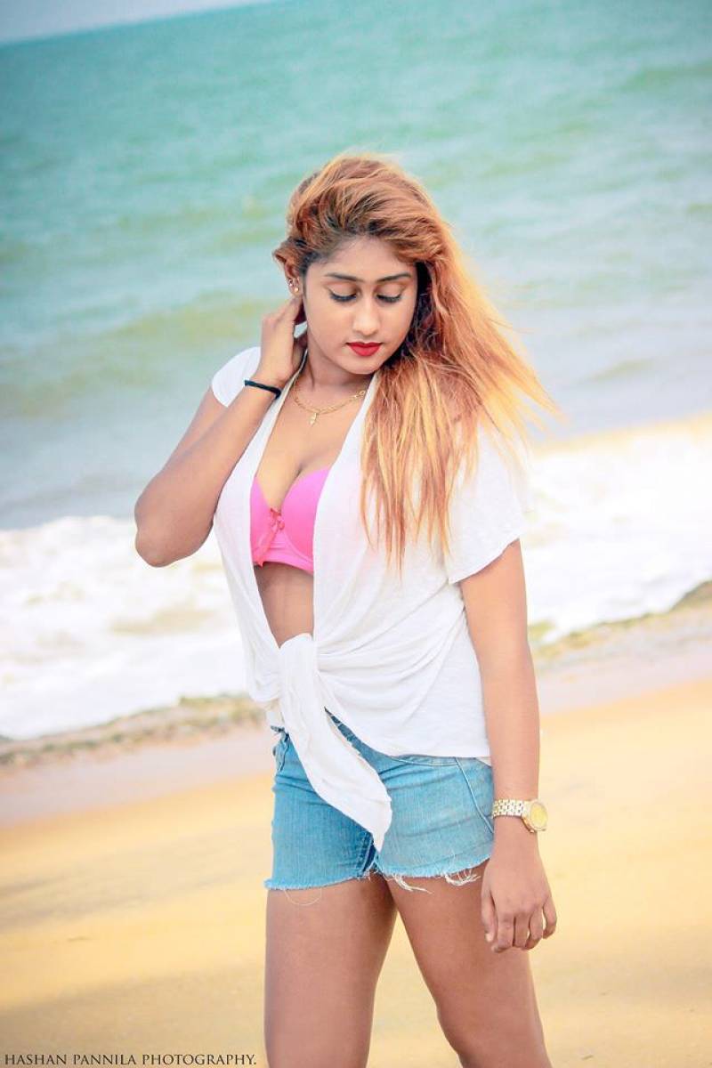 Kaushi Perera Beach Photoshoot