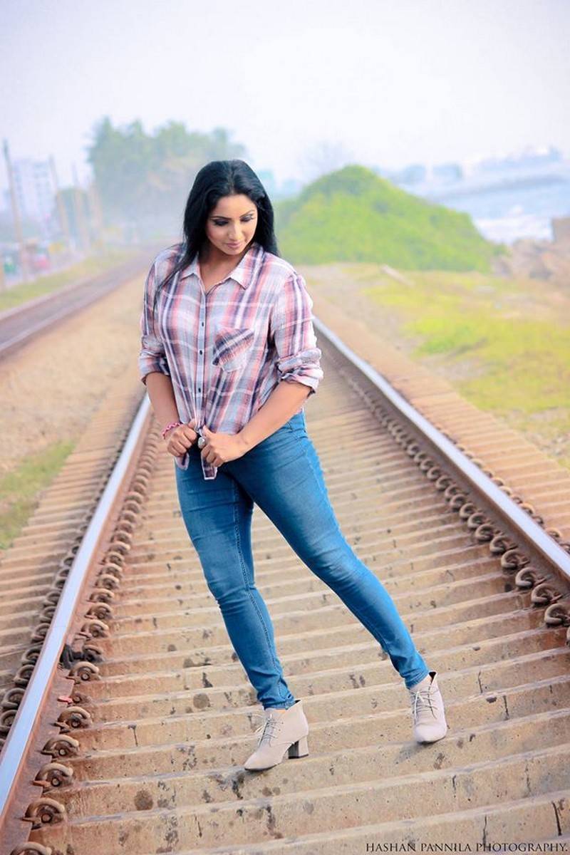 Jayani Weerasinghe In Tight Jeans