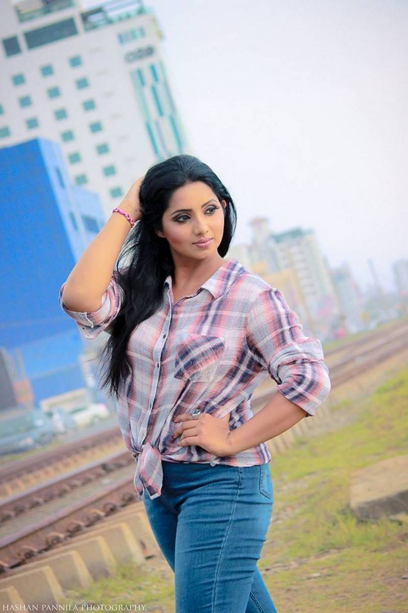 Jayani Weerasinghe In Tight Jeans