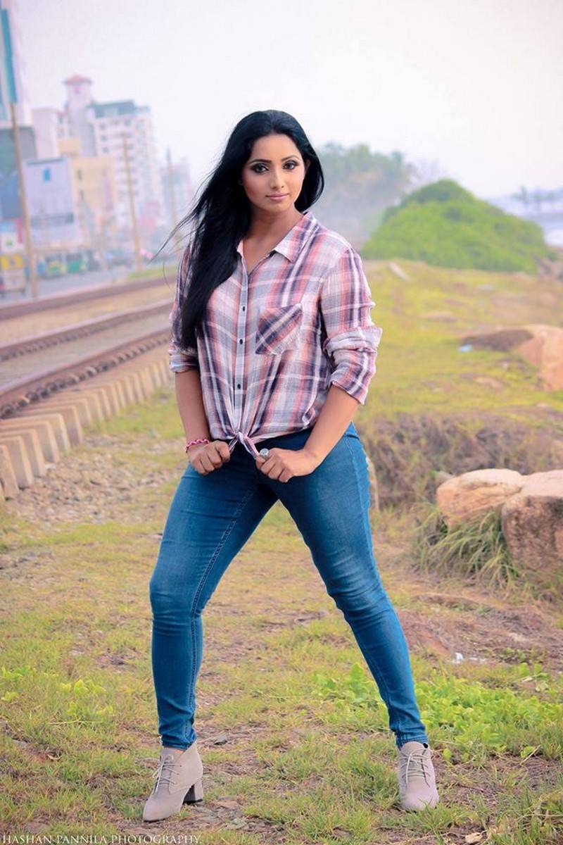 Jayani Weerasinghe In Tight Jeans