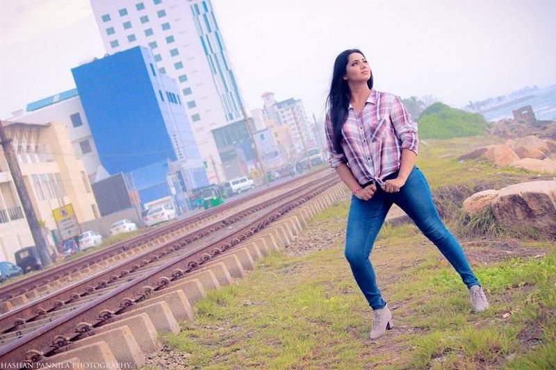 Jayani Weerasinghe In Tight Jeans