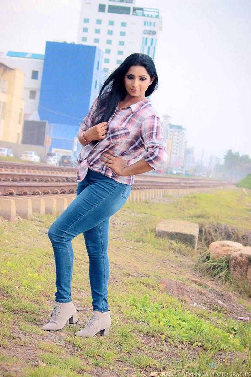 Jayani Weerasinghe In Tight Jeans