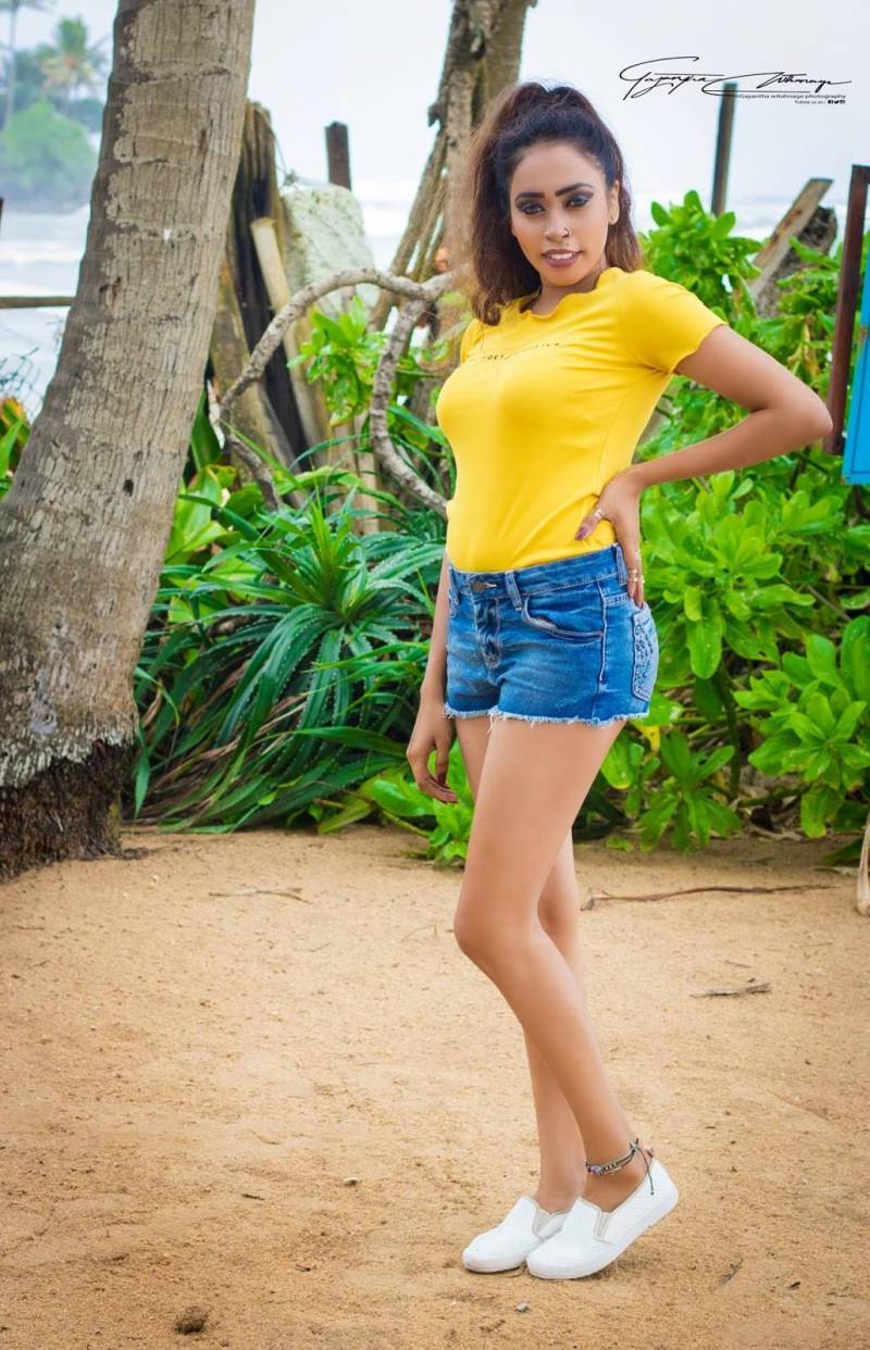 Jezy Alwis Flaunts Her Toned Legs