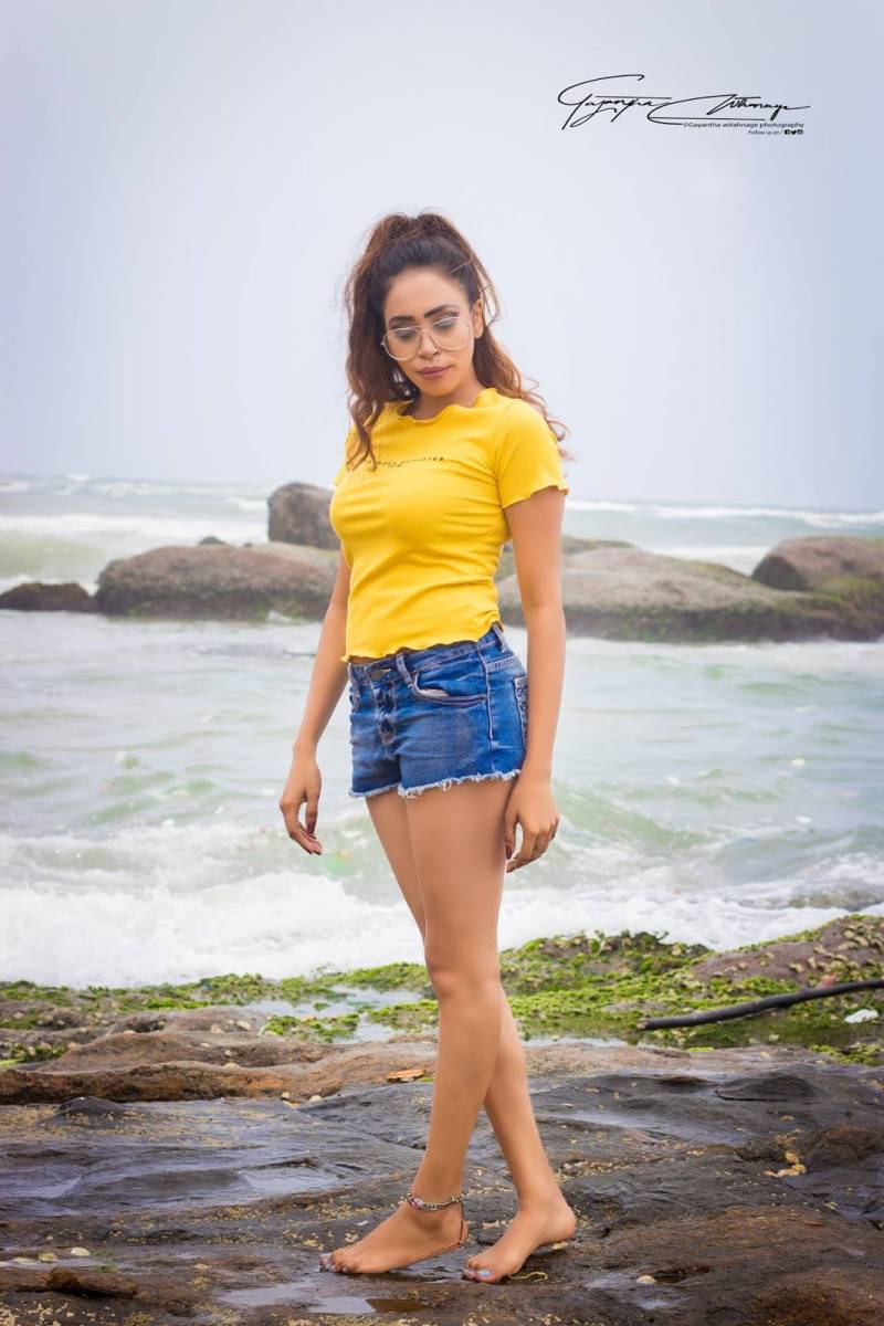 Jezy Alwis Flaunts Her Toned Legs