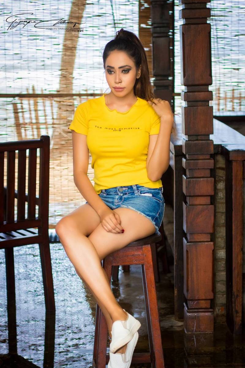 Jezy Alwis Flaunts Her Toned Legs