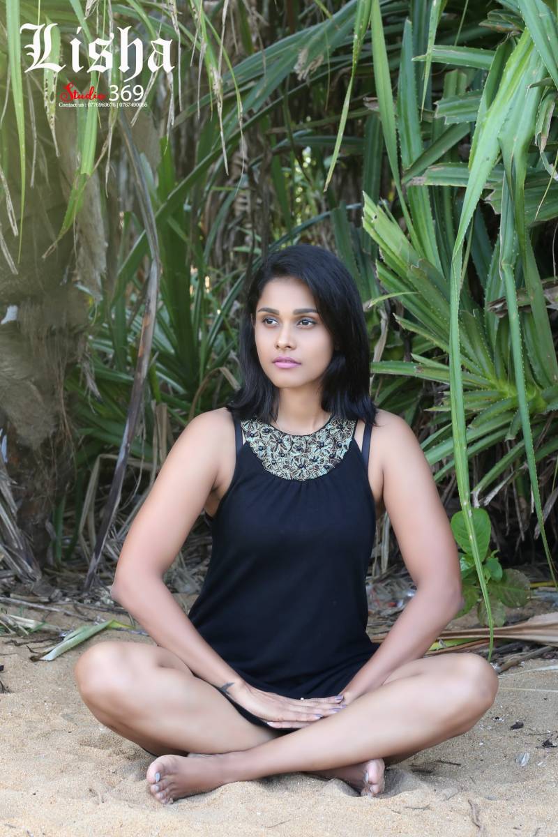 Lisha Umayangee In Black Dress