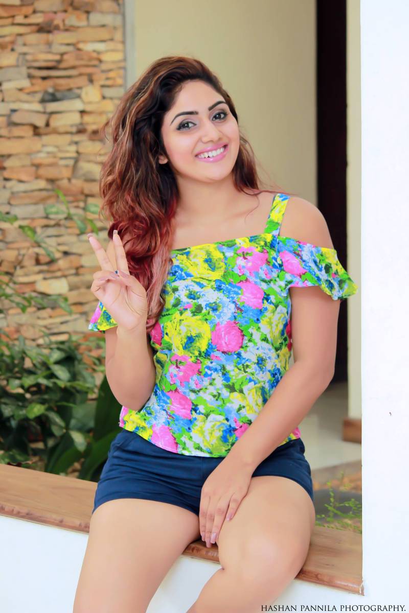 Nishi Samaraweera Hot Legs