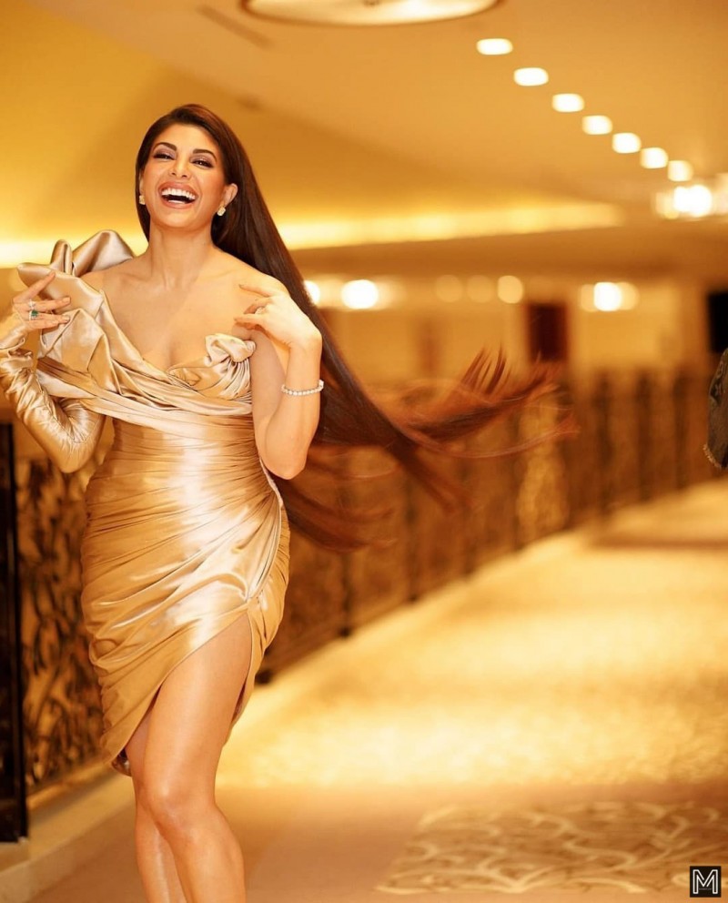 Jacqueline Fernandez Gold Clicks