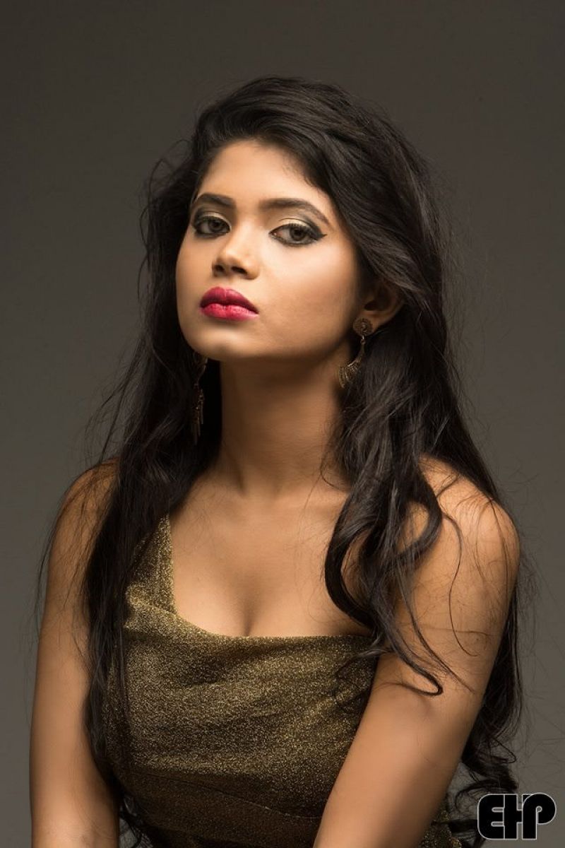 Hasini Samuel Looks Seductress